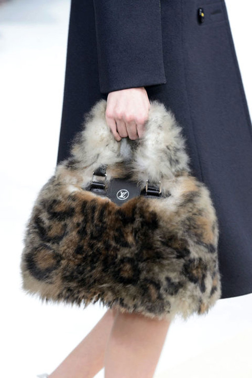 Chiếc túi xách lông thú sang trọng của thương hiệu Louis Vuitton.